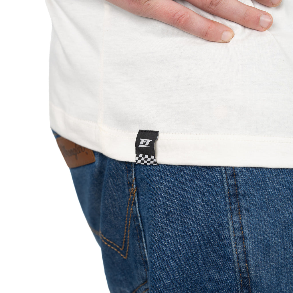 Camiseta New Delorean FT — detalhe da etiqueta clip FT na barra lateral