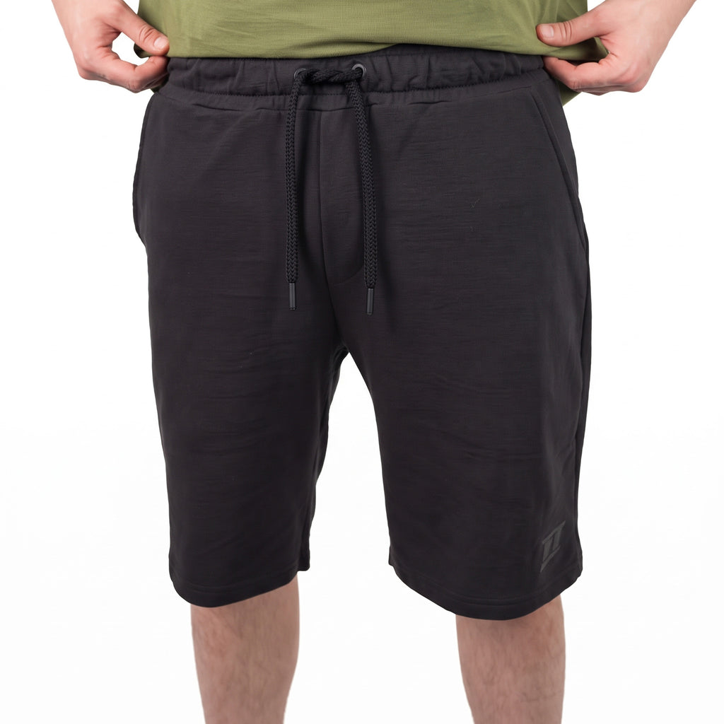 Bermuda Preta FT - corpo inteiro frente