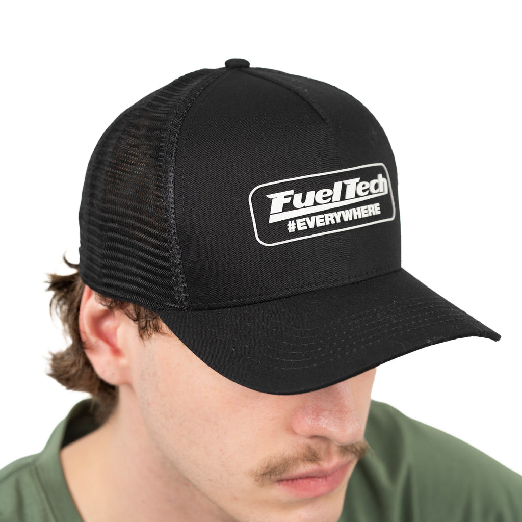Boné Trucker Everywhere FT FuelTech - modelo usando, vista lateral