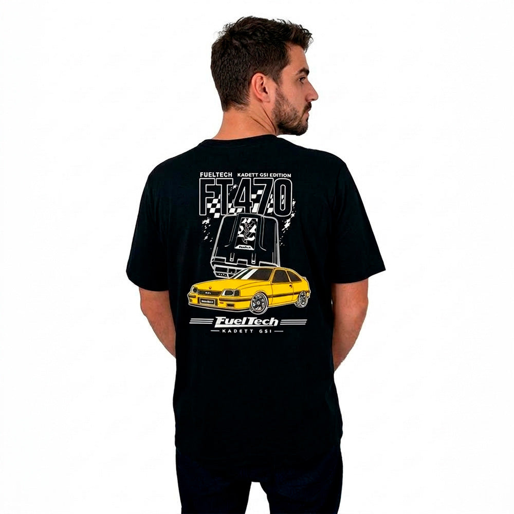 Camiseta Kadett GSI FT - modelo masculino de costas, corpo inteiro