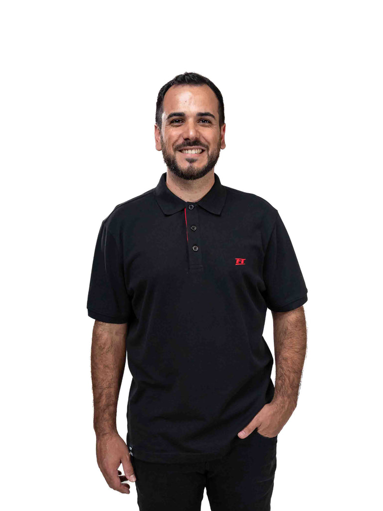 Polo Bordado Vermelho FuelTech - vista das costas com bordado FuelTech na gola
