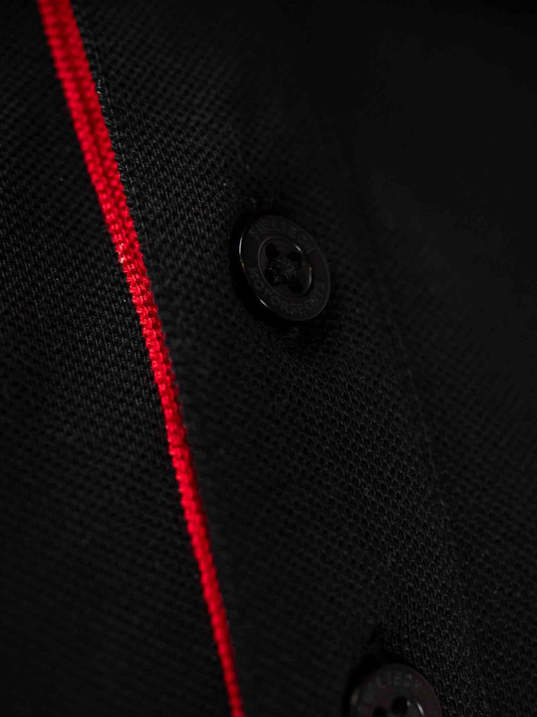 Polo Bordado Vermelho FuelTech - detalhe frontal com logo FT bordado