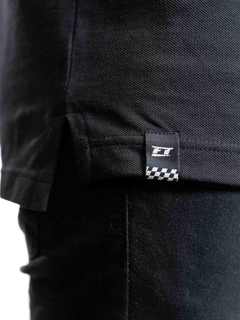 Polo Bordado Vermelho FuelTech - detalhe da etiqueta na barra