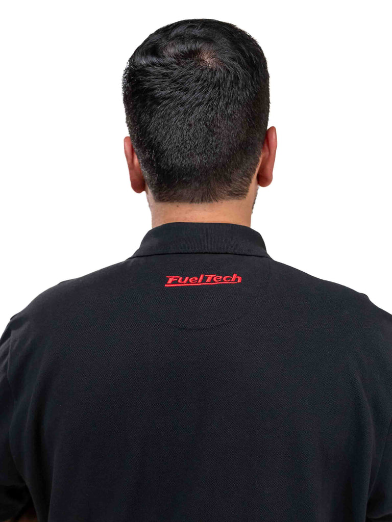 Polo Bordado Vermelho FuelTech - modelo masculino, vista frontal
