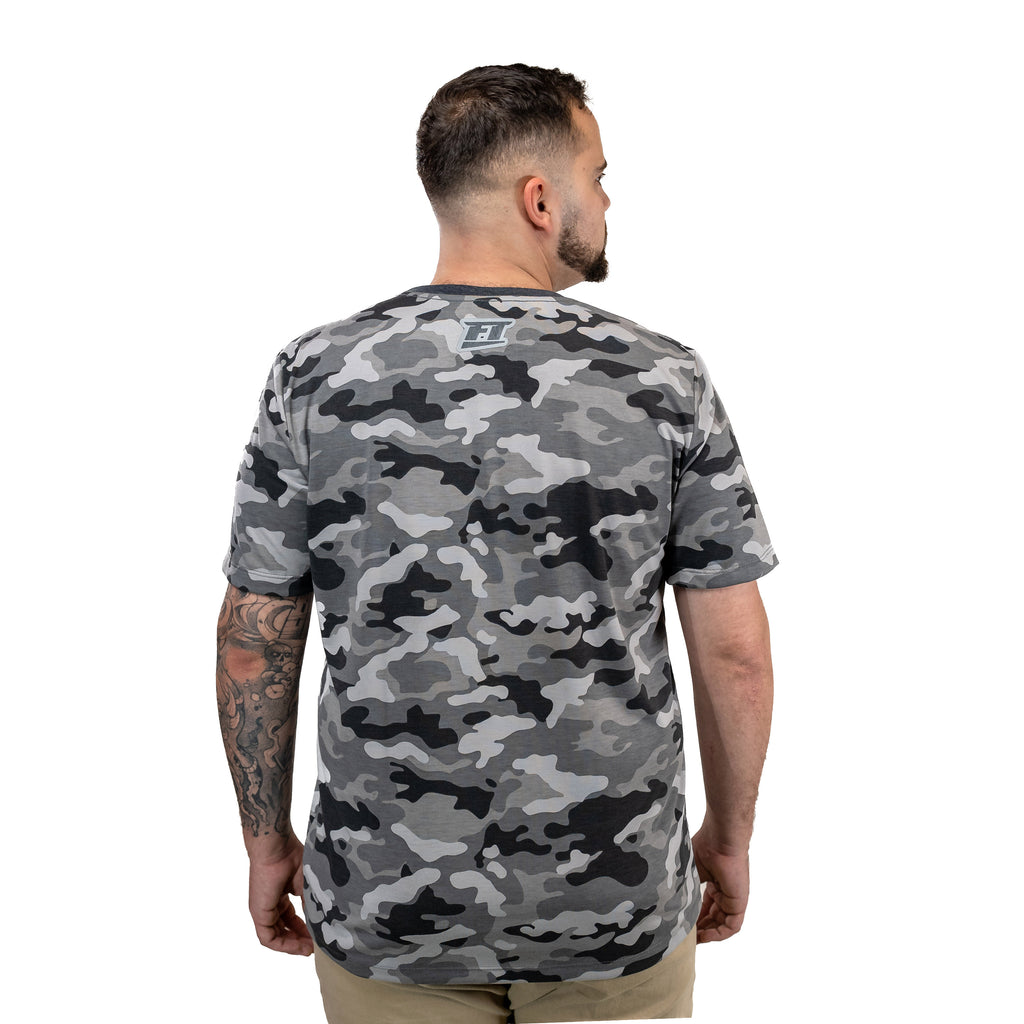 Camiseta Camuflada FT - modelo masculino costas